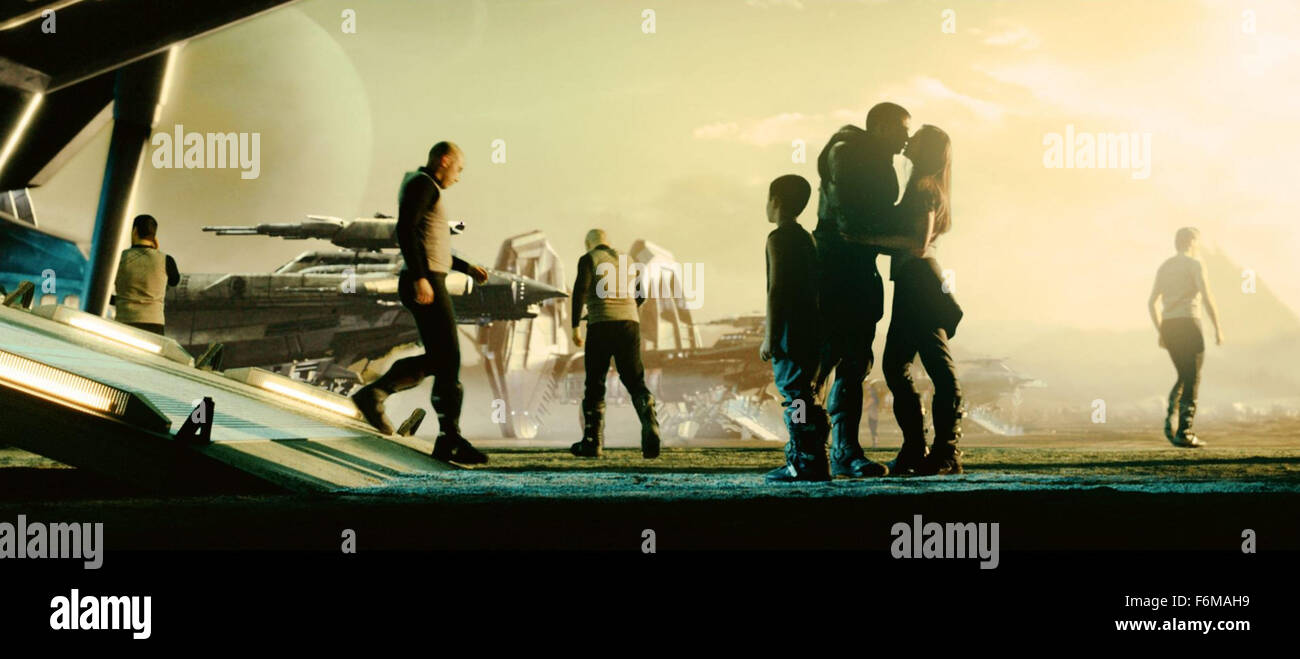 Erscheinungsdatum: 23. Januar 2009. FILMTITEL: Outlander. STUDIO: The Weinstein Company. PLOT: Während der Herrschaft von den Wikingern, Kainan (Caviezel), ein Mann aus einer fernen Welt, Absturz auf der Erde landet, brachte ein alien Predator bekannt als die Moorwen. Obwohl Mann und Monster Rache für Gewalttaten gegen sie suchen, führt Kainan die Allianz, die Moorwen durch verschmelzen seine fortschrittliche Technologie mit der Viking Eisenzeit Waffen zu töten. Im Bild: JAMES CAVIEZEL als Kainan. Stockfoto