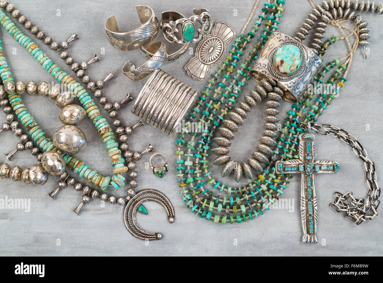 Eine Sammlung von Vintage Native American Schmuck, Türkis und Silber Halsschmuck, Manschette Armbänder, squash blossom, Kreuz Stockfoto