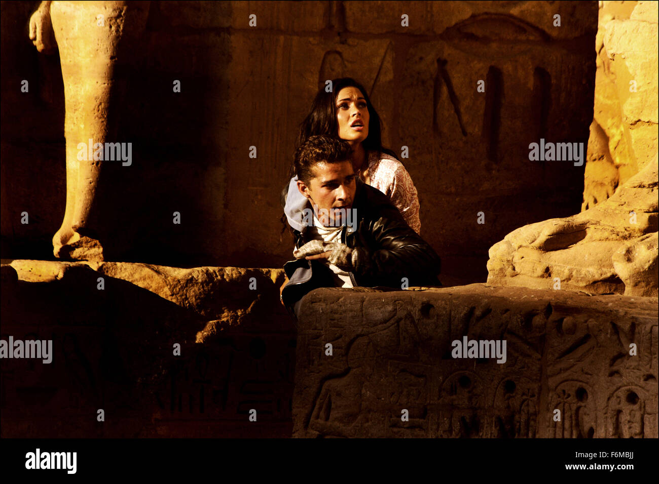 Datum der Freigabe: 24. Juni 2009. FILMTITEL: Transformers Revenge of the Fallen. STUDIO: Paramount Pictures. PLOT: Decepticon Kräfte auf die Erde auf einer Mission, um Sam Witwicky gefangen zu nehmen, nachdem der junge Held die Wahrheit über die antiken Ursprünge der Transformers erfährt zurück. Die Mission zum Schutz der Menschheit ist Optimus Prime, wer ein Bündnis mit internationalen Armeen für einen zweiten epischen Kampf bildet. Im Bild: MEGAN FOX als Mikaela Banes und SHIA LABEOUF als Sam Witwicky. Stockfoto