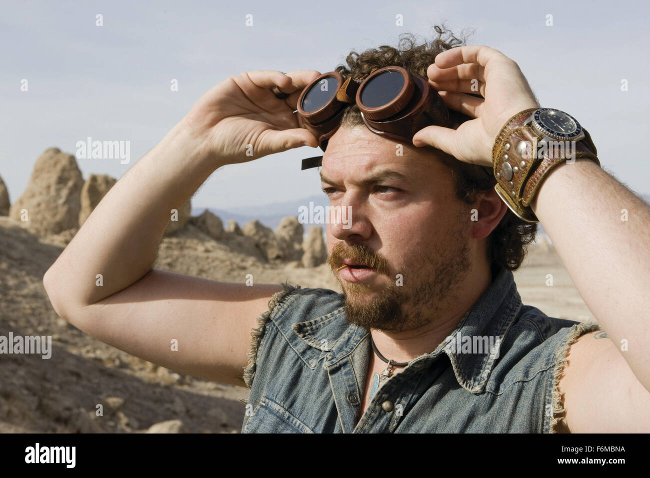 Datum der Freigabe: 5. Juni 2009. FILMTITEL: Land of the Lost. STUDIO: Universal Pictures. PLOT: Auf seiner letzten Expedition ist Dr. Rick Marshall in einer Raum-Zeit-Strudel neben seine wissenschaftliche Mitarbeiterin und ein Redneck Überlebenskünstler gesaugt. In dieser alternativen Universum, das Trio Freundschaften mit Primaten genannt Chaka, deren einziger Verbündeter in einer Welt voller Dinosaurier und andere fantastischen Wesen. Im Bild: DANNY MCBRIDE als Will Stanton. Stockfoto