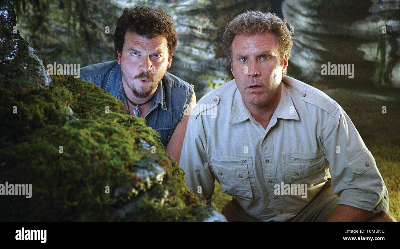 Datum der Freigabe: 5. Juni 2009. FILMTITEL: Land of the Lost. STUDIO: Universal Pictures. PLOT: Auf seiner letzten Expedition ist Dr. Rick Marshall in einer Raum-Zeit-Strudel neben seine wissenschaftliche Mitarbeiterin und ein Redneck Überlebenskünstler gesaugt. In dieser alternativen Universum, das Trio Freundschaften mit Primaten genannt Chaka, deren einziger Verbündeter in einer Welt voller Dinosaurier und andere fantastischen Wesen. Im Bild: WILL FERRELL als Dr. Rick Marshall und DANNY MCBRIDE als Will Stanton. Stockfoto