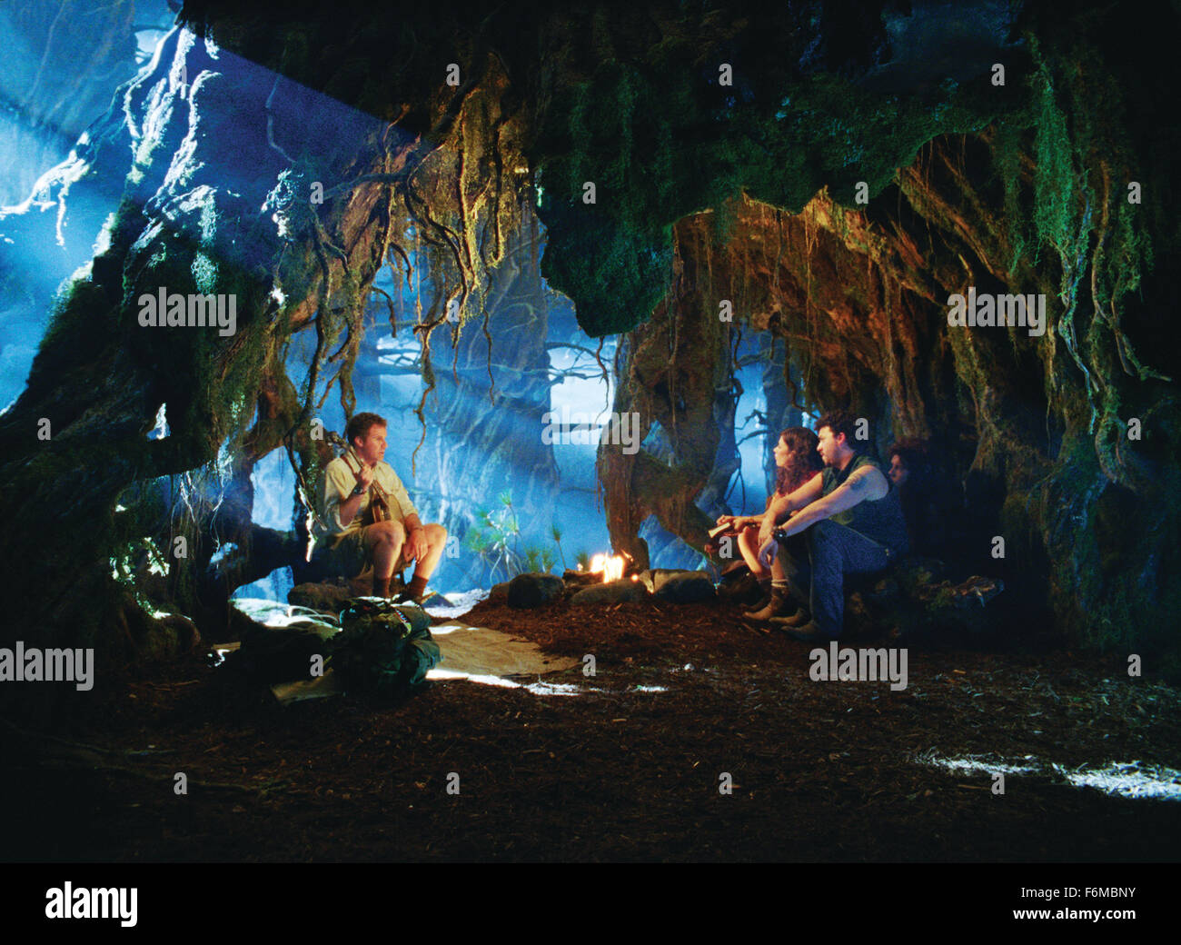 Datum der Freigabe: 5. Juni 2009. FILMTITEL: Land of the Lost. STUDIO: Universal Pictures. PLOT: Auf seiner letzten Expedition ist Dr. Rick Marshall in einer Raum-Zeit-Strudel neben seine wissenschaftliche Mitarbeiterin und ein Redneck Überlebenskünstler gesaugt. In dieser alternativen Universum, das Trio Freundschaften mit Primaten genannt Chaka, deren einziger Verbündeter in einer Welt voller Dinosaurier und andere fantastischen Wesen. Im Bild: WILL FERRELL als Dr. Rick Marshall, ANNA FRIEL als Holly Cantrell und DANNY MCBRIDE als Will Stanton. Stockfoto