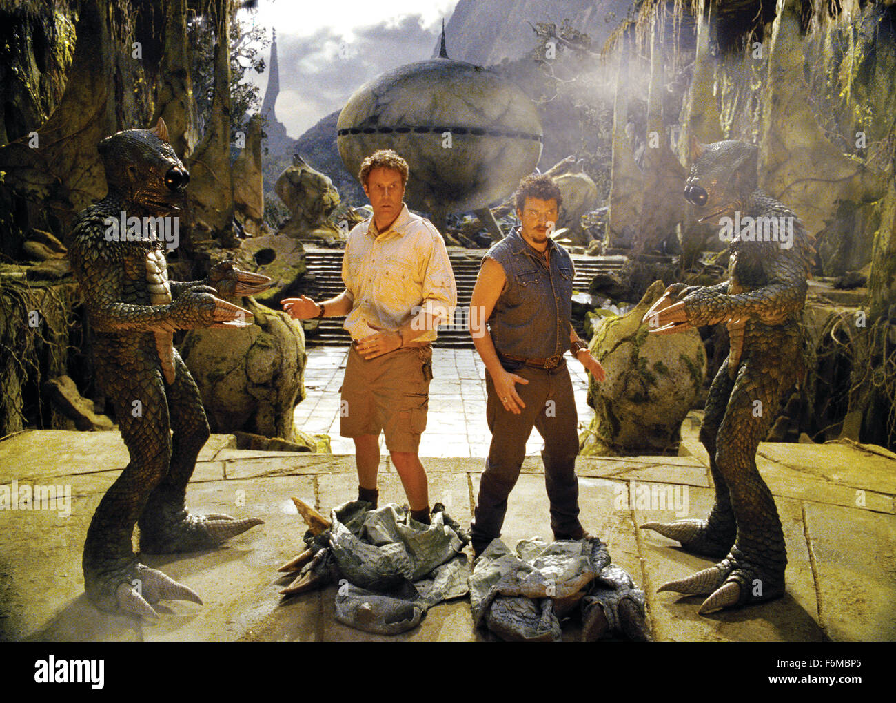 Datum der Freigabe: 5. Juni 2009. FILMTITEL: Land of the Lost. STUDIO: Universal Pictures. PLOT: Auf seiner letzten Expedition ist Dr. Rick Marshall in einer Raum-Zeit-Strudel neben seine wissenschaftliche Mitarbeiterin und ein Redneck Überlebenskünstler gesaugt. In dieser alternativen Universum, das Trio Freundschaften mit Primaten genannt Chaka, deren einziger Verbündeter in einer Welt voller Dinosaurier und andere fantastischen Wesen. Im Bild: WILL FERRELL als Dr. Rick Marshall und DANNY MCBRIDE als Will Stanton. Stockfoto