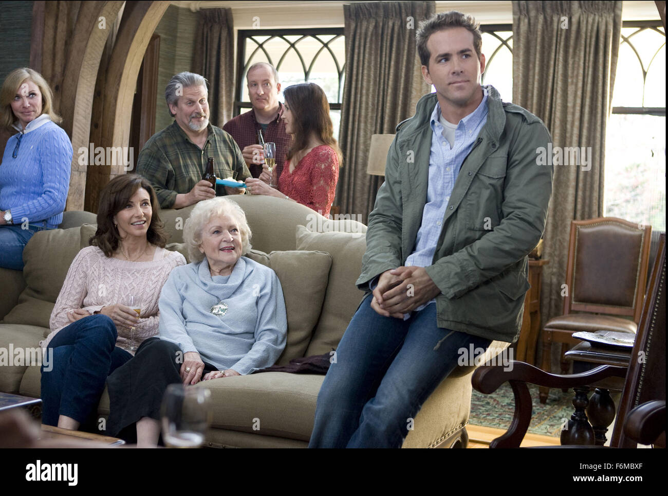 Datum der Freigabe: 12. Juni 2009 Film Titel: The Vorschlag STUDIO: PLOT: ein aufdringlicher Chef zwingt ihr Assistent zu heiraten um ihr Visum in den USA und nicht nach Kanada abgeschoben zu bekommen. Im Bild: BETTY WHITE als Grandma Annie, MARY STEENBURGEN als Grace Paxton und RYAN REYNOLDS als Andrew Paxton. Stockfoto