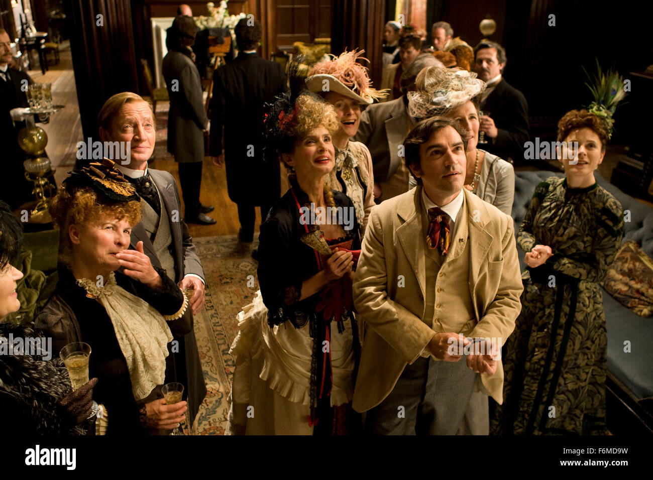 Veröffentlichungsdatum: 9. September 2009. FILMTITEL: Dorian Gray. STUDIO: Ealing Studios. PLOT: Ein Na Ve junger Mann. Ein Liebeskummer Künstler. Eine vergängliche Lord. Einen deal mit dem Teufel. Das alles zeichnet ein düsteres Bild des viktorianischen London und wie die reichen und berühmten Party auf eigene Gefahr. Hier, Tribut das erzählen von Zeit und seine Folge der Erfahrung für die Schätze des Lebens ihren auf Körper, Geist und Seele. Die eindringliche und düstere Geschichte von macht, Gier, Eitelkeit und unvermeidlich Selbstzerstörung ist allgegenwärtig unter Täuschung, Opiumhöhlen und Sünde. IM BILD:. Stockfoto