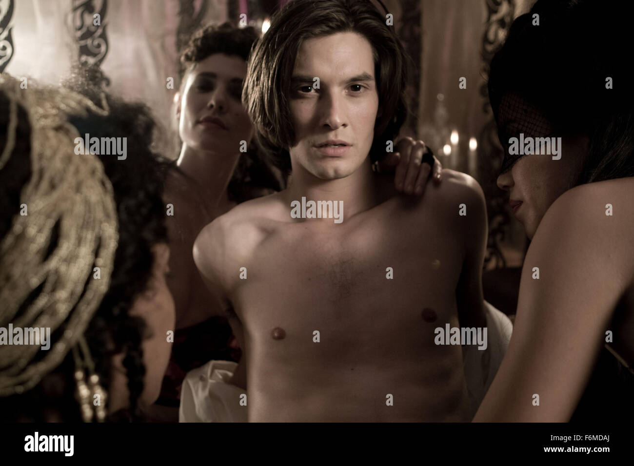 Veröffentlichungsdatum: 9. September 2009. FILMTITEL: Dorian Gray. STUDIO: Ealing Studios. PLOT: Ein Na Ve junger Mann. Ein Liebeskummer Künstler. Eine vergängliche Lord. Einen deal mit dem Teufel. Das alles zeichnet ein düsteres Bild des viktorianischen London und wie die reichen und berühmten Party auf eigene Gefahr. Hier, Tribut das erzählen von Zeit und seine Folge der Erfahrung für die Schätze des Lebens ihren auf Körper, Geist und Seele. Die eindringliche und düstere Geschichte von macht, Gier, Eitelkeit und unvermeidlich Selbstzerstörung ist allgegenwärtig unter Täuschung, Opiumhöhlen und Sünde. IM BILD:. Stockfoto