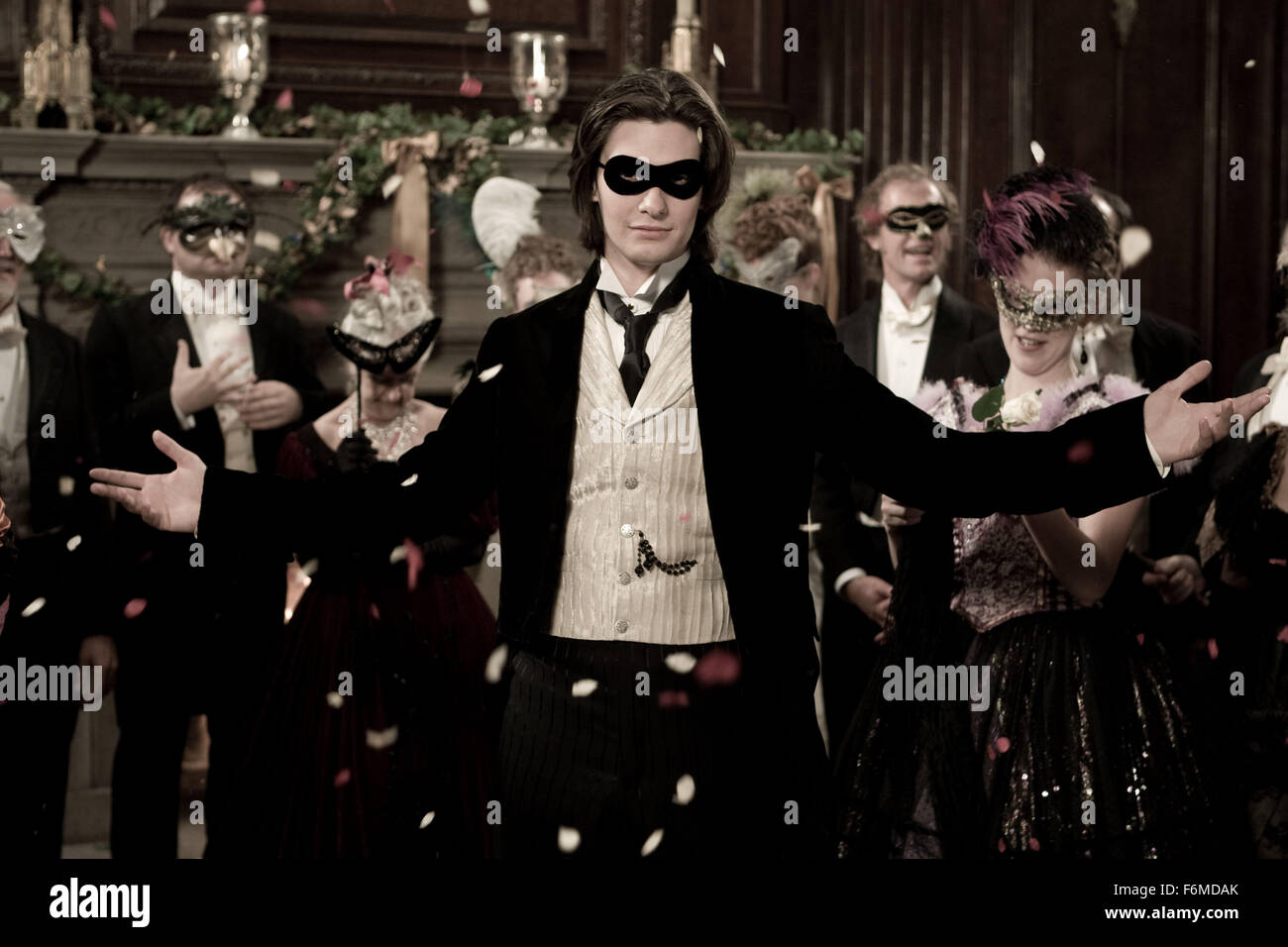 Veröffentlichungsdatum: 9. September 2009. FILMTITEL: Dorian Gray. STUDIO: Ealing Studios. PLOT: Ein Na Ve junger Mann. Ein Liebeskummer Künstler. Eine vergängliche Lord. Einen deal mit dem Teufel. Das alles zeichnet ein düsteres Bild des viktorianischen London und wie die reichen und berühmten Party auf eigene Gefahr. Hier, Tribut das erzählen von Zeit und seine Folge der Erfahrung für die Schätze des Lebens ihren auf Körper, Geist und Seele. Die eindringliche und düstere Geschichte von macht, Gier, Eitelkeit und unvermeidlich Selbstzerstörung ist allgegenwärtig unter Täuschung, Opiumhöhlen und Sünde. IM BILD:. Stockfoto