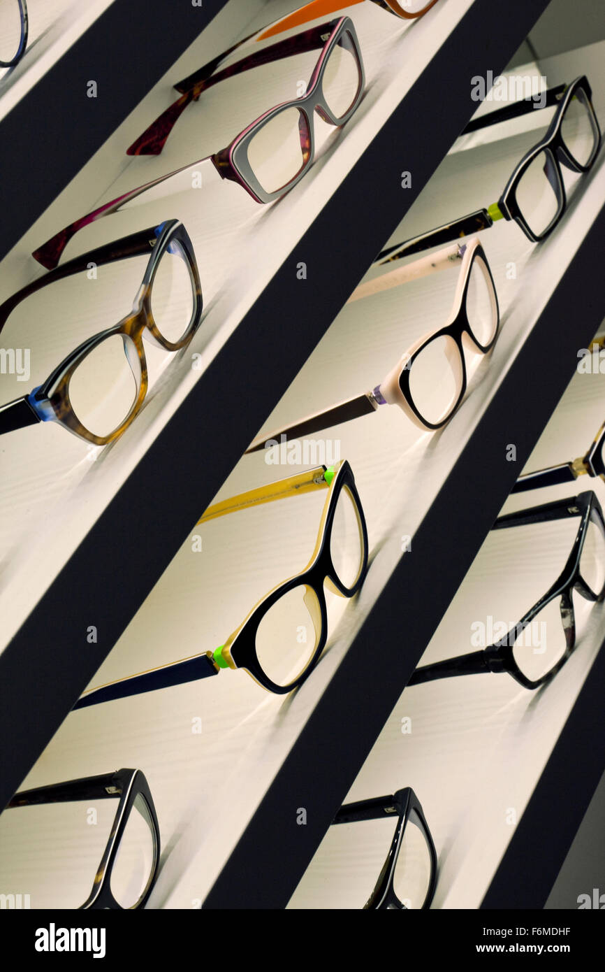 Stilvolle Gläser in Regalen in einem optischen shop Stockfoto