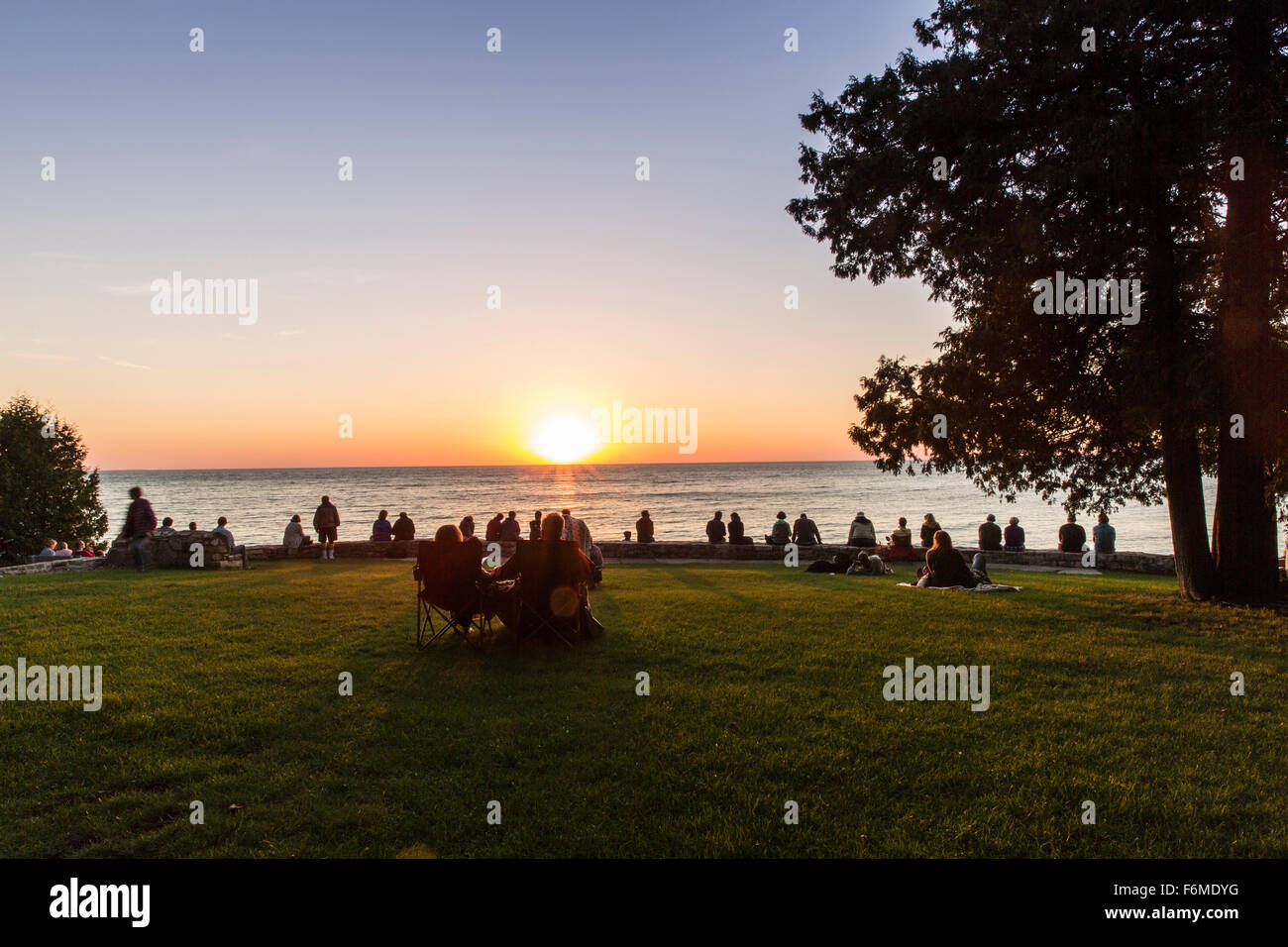 USA, Wisconsin, Door County, Fish Creek, Nachleuchten der Sonnenuntergang über Green Bay vom Sunset Point, mit Menschen Stockfoto