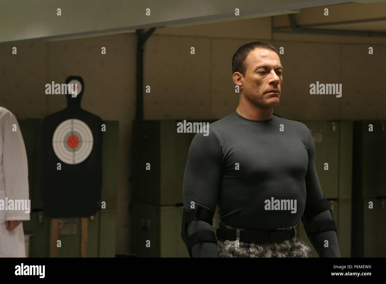 Datum der Freigabe: 1. Oktober 2009. FILMTITEL: Universal Soldier: Regeneration. STUDIO: Foresight Unlimited. PLOT: Wenn Terroristen nukleare Katastrophe drohen, ist der weltweit einzige Hoffnung, stillgelegten Universal Soldier Luc Deveraux zu reaktivieren. Zurückgesetzt und neu programmiert, muss Deveraux seinem Erzfeind aus der ursprünglichen Universal Soldier und eine weiter-GenerationUniSol übernehmen. Im Bild: JEAN-CLAUDE VAN DAMME als Luc Deveraux. Stockfoto