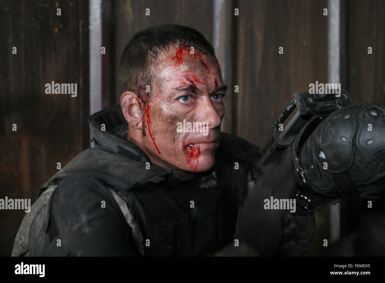 Datum der Freigabe: 1. Oktober 2009. FILMTITEL: Universal Soldier: Regeneration. STUDIO: Foresight Unlimited. PLOT: Wenn Terroristen nukleare Katastrophe drohen, ist der weltweit einzige Hoffnung, stillgelegten Universal Soldier Luc Deveraux zu reaktivieren. Zurückgesetzt und neu programmiert, muss Deveraux seinem Erzfeind aus der ursprünglichen Universal Soldier und eine weiter-GenerationUniSol übernehmen. Im Bild: JEAN-CLAUDE VAN DAMME als Luc Deveraux. Stockfoto