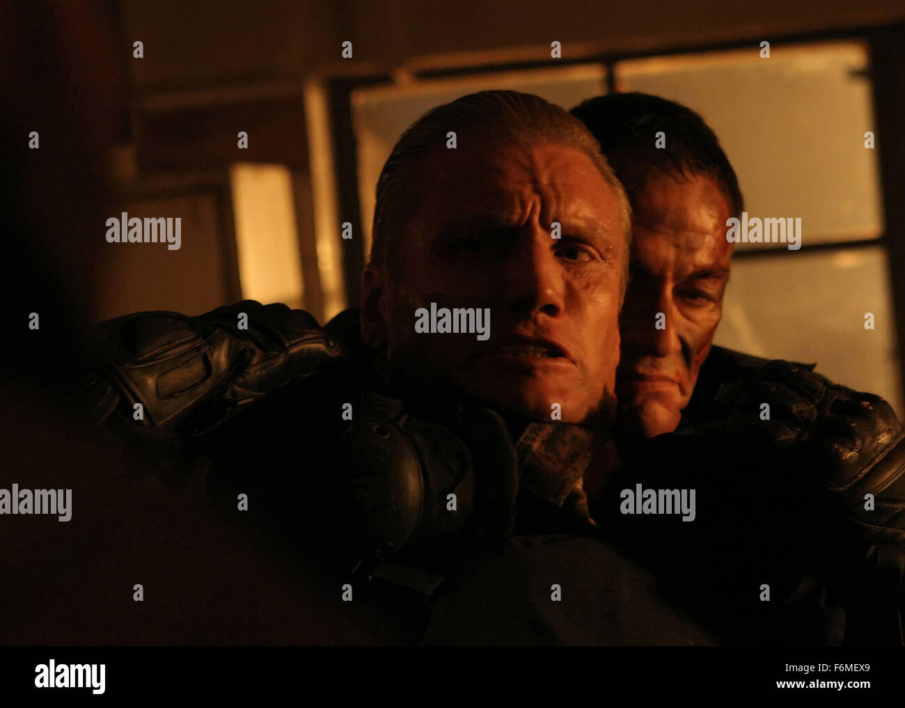 Datum der Freigabe: 1. Oktober 2009. FILMTITEL: Universal Soldier: Regeneration. STUDIO: Foresight Unlimited. PLOT: Wenn Terroristen nukleare Katastrophe drohen, ist der weltweit einzige Hoffnung, stillgelegten Universal Soldier Luc Deveraux zu reaktivieren. Zurückgesetzt und neu programmiert, muss Deveraux seinem Erzfeind aus der ursprünglichen Universal Soldier und eine weiter-GenerationUniSol übernehmen. Im Bild: DOLPH LUNDGREN als Andrew Scott und JEAN-CLAUDE VAN DAMME als Luc Deveraux. Stockfoto