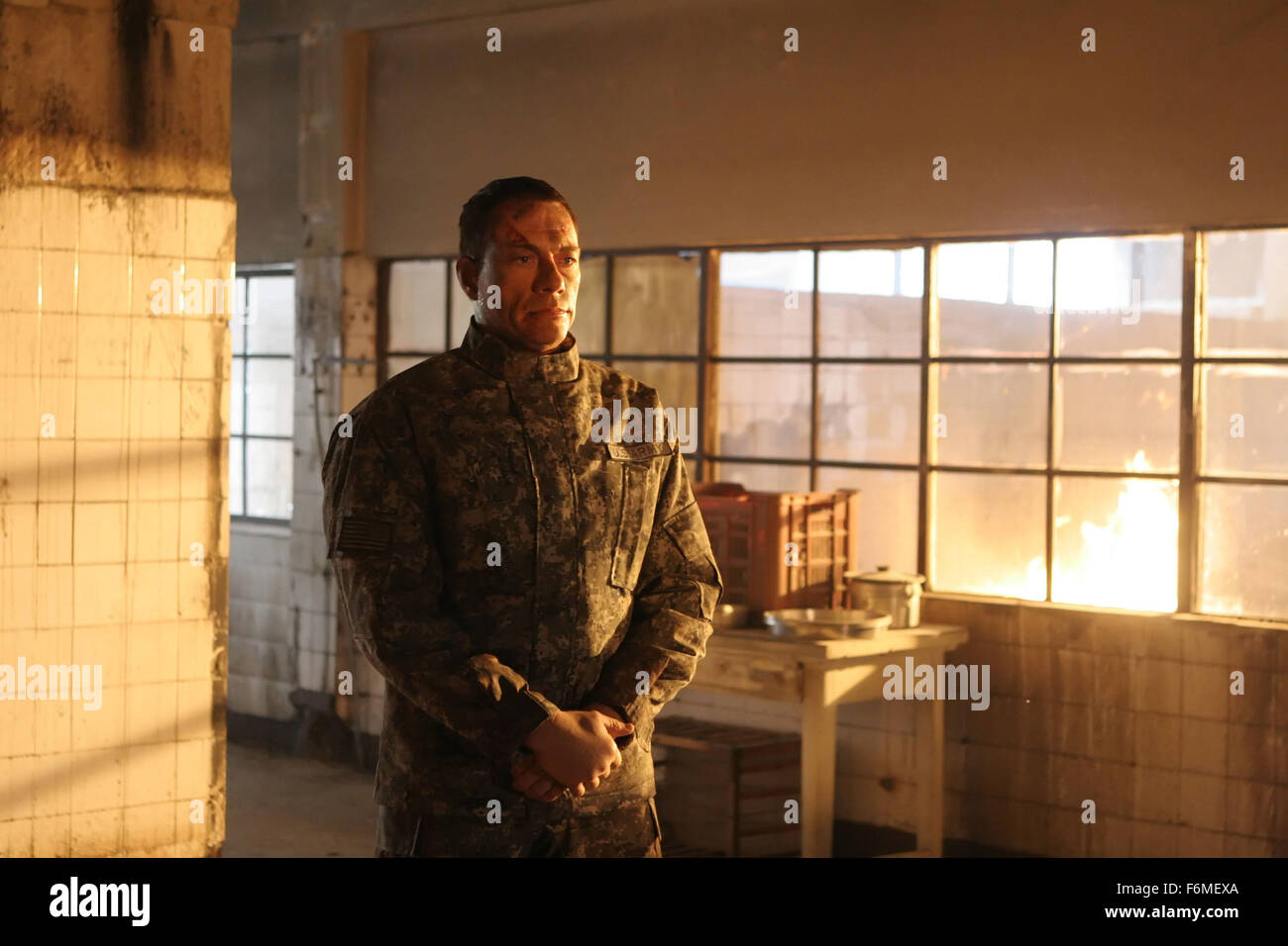 Datum der Freigabe: 1. Oktober 2009. FILMTITEL: Universal Soldier: Regeneration. STUDIO: Foresight Unlimited. PLOT: Wenn Terroristen nukleare Katastrophe drohen, ist der weltweit einzige Hoffnung, stillgelegten Universal Soldier Luc Deveraux zu reaktivieren. Zurückgesetzt und neu programmiert, muss Deveraux seinem Erzfeind aus der ursprünglichen Universal Soldier und eine weiter-GenerationUniSol übernehmen. Im Bild: JEAN-CLAUDE VAN DAMME als Luc Deveraux. Stockfoto