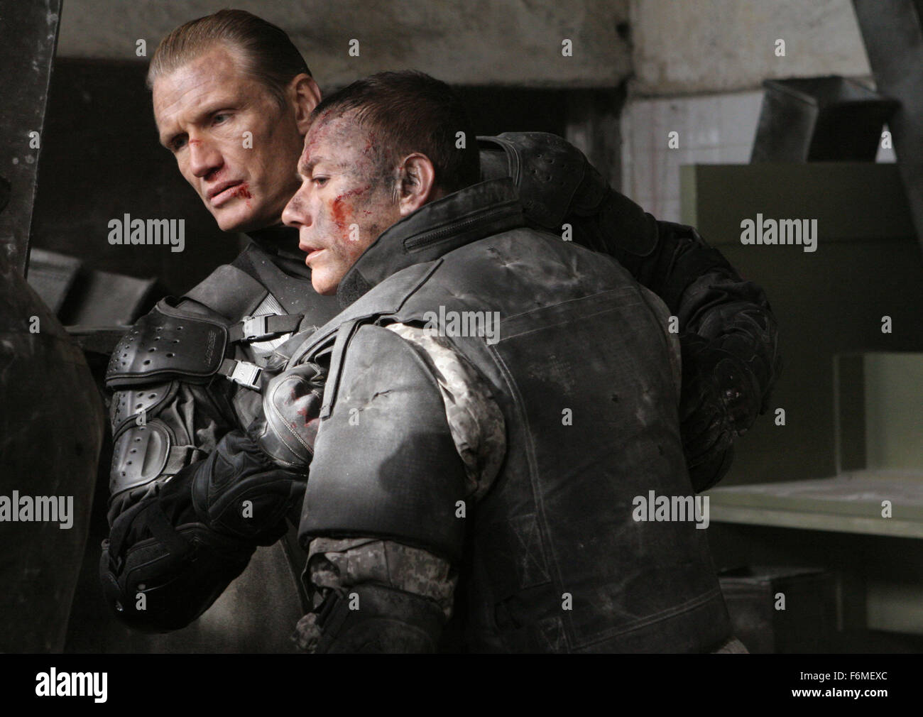 Datum der Freigabe: 1. Oktober 2009. FILMTITEL: Universal Soldier: Regeneration. STUDIO: Foresight Unlimited. PLOT: Wenn Terroristen nukleare Katastrophe drohen, ist der weltweit einzige Hoffnung, stillgelegten Universal Soldier Luc Deveraux zu reaktivieren. Zurückgesetzt und neu programmiert, muss Deveraux seinem Erzfeind aus der ursprünglichen Universal Soldier und eine weiter-GenerationUniSol übernehmen. Im Bild: JEAN-CLAUDE VAN DAMME als Luc Deveraux und DOLPH LUNDGREN als Andrew Scott. Stockfoto