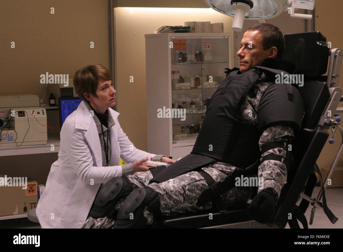 Datum der Freigabe: 1. Oktober 2009. FILMTITEL: Universal Soldier: Regeneration. STUDIO: Foresight Unlimited. PLOT: Wenn Terroristen nukleare Katastrophe drohen, ist der weltweit einzige Hoffnung, stillgelegten Universal Soldier Luc Deveraux zu reaktivieren. Zurückgesetzt und neu programmiert, muss Deveraux seinem Erzfeind aus der ursprünglichen Universal Soldier und eine weiter-GenerationUniSol übernehmen. Im Bild: JEAN-CLAUDE VAN DAMME als Luc Deveraux und EMILY JOYCE als Dr. Sandra Fleming. Stockfoto
