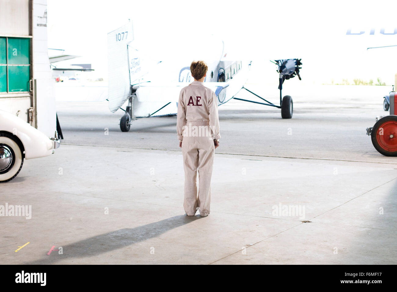 Erscheinungsdatum: 23. Oktober 2009. FILMTITEL: Amelia. STUDIO: Avalon Bilder. PLOT: Amelia Earhart, ein Mädchen Kansas entdeckt, der Nervenkitzel der Luftfahrt im Alter von 23 und innerhalb von 12 Jahren fortgeschritten ist, um zu gewinnen das Distinguished Flying Cross für die erste Frau Solo ein Flugzeug über den Atlantik zu steuern. Im Alter von 39 Jahren begibt sie sich auf einem Versuch, die Welt, ein Abenteuer zu umrunden, die ihr in Luftfahrt Mythos katapultiert. Im Bild: HILARY SWANK als Amelia Earhart. Stockfoto