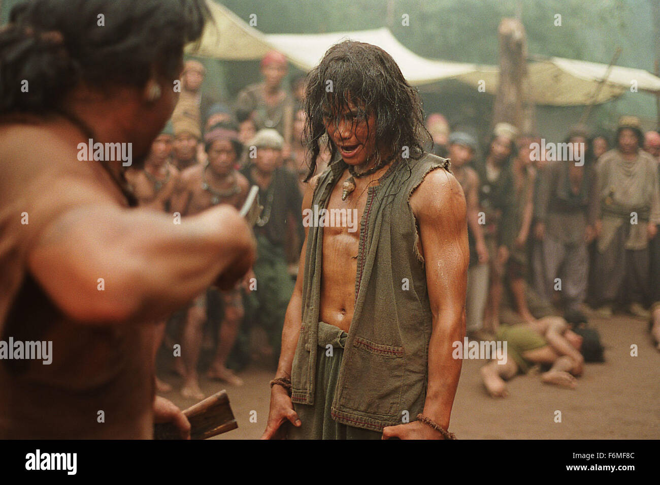 Erscheinungsdatum: 23. Oktober 2009. FILMTITEL: Ong Bak 2. STUDIO: Iyara Filme. PLOT: In 1431 erobert das Königreich Ayuttaya Gebiet von Sukhothai erweitern ihre Ländereien im Osten. Die edlen Herrn Siha Decho wird von Captain Rajasena, verraten und wird zusammen mit seiner Frau ermordet. Jedoch ist ihr Sohn Tien gerettet von einem treuen Soldaten und alleine in den Wald. IM BILD:. Stockfoto