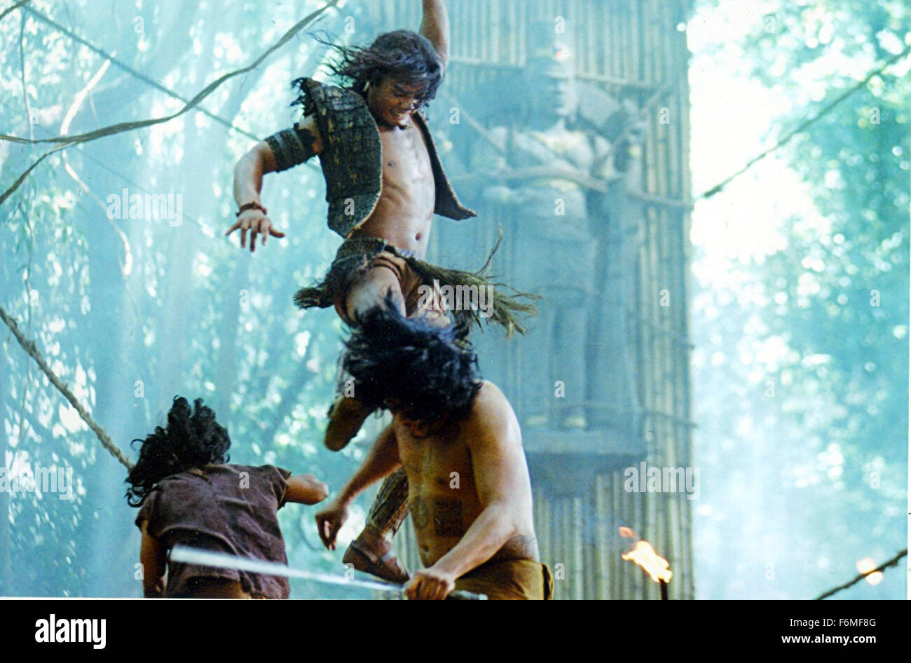 Erscheinungsdatum: 23. Oktober 2009. FILMTITEL: Ong Bak 2. STUDIO: Iyara Filme. PLOT: In 1431 erobert das Königreich Ayuttaya Gebiet von Sukhothai erweitern ihre Ländereien im Osten. Die edlen Herrn Siha Decho wird von Captain Rajasena, verraten und wird zusammen mit seiner Frau ermordet. Jedoch ist ihr Sohn Tien gerettet von einem treuen Soldaten und alleine in den Wald. IM BILD:. Stockfoto