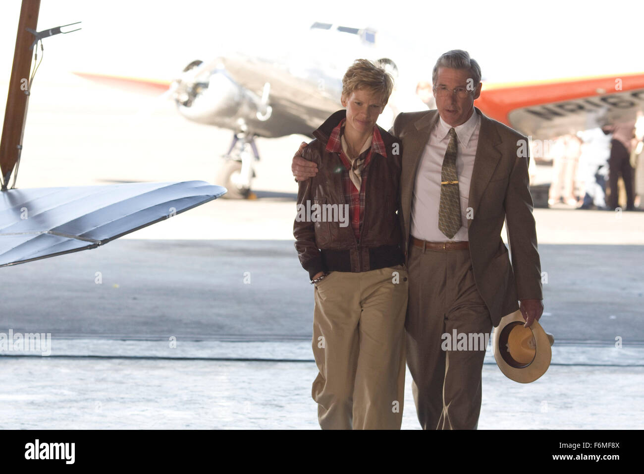 Erscheinungsdatum: 23. Oktober 2009. FILMTITEL: Amelia. STUDIO: Fox Searchlight Filme. PLOT: Ein Blick auf das Leben des legendären amerikanischen Piloten Amelia Earhart, verschwundenen während des Fluges über dem Pazifischen Ozean im Jahr 1937 in einem Versuch, einen Flug um die Welt zu bilden. Im Bild: HILARY SWANK als Amelia Earhart und RICHARD GERE als George Putnam. Stockfoto