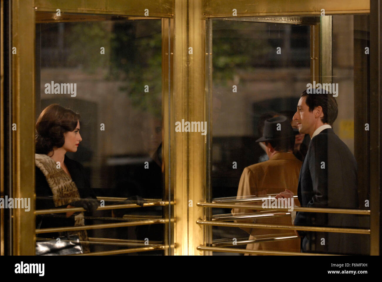 Datum der Freigabe: 4. November 2009. FILMTITEL: Manolete. STUDIO: Künftige Filme. PLOT: Der Film beginnt in der Reise von Sevilla nach Linares, wo Manolete in C Rdoba hält, seine Mutter zu sehen. Er wird einige Passagen seines Lebens erinnern werden. Im Bild: ADRIEN BRODY als Manuel Rodriguez Sanchez und PENELOPE CRUZ als Lupe Sino. Stockfoto