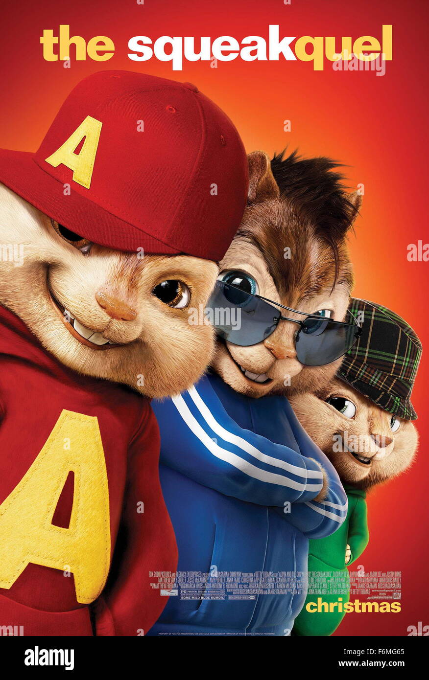 Erscheinungsdatum: 23. Dezember 2009. FILMTITEL: Alvin und die Chipmunks. STUDIO: Regency Unternehmen. PLOT: Pop Empfindungen Alvin, Simon und Theodore am Ende in der Obhut der Dave Sevilles zwanzig-etwas Neffen Toby. Die Jungs müssen beiseite Musik super Star, zur Schule zurückzukehren und haben die Aufgabe, mit dem Speichern von Musik-Programm der Schule von den 5.000 Preis in einer Schlacht der Bänder zu gewinnen. Aber die Chipmunks treffen unerwartet ihr Spiel in drei singenden Streifenhörnchen, bekannt als The Chipettes -D Jeanette, Brittany und Eleanor. Romantisch und musikalischen Funken werden gezündet, wenn die Chipmunks und den Chipettes o quadratisch Stockfoto