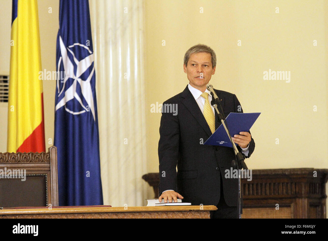 Bukarest, Rumänien. 17. November 2015. Rumäniens neue Ministerpräsident Dacian Ciolos besucht die Vereidigung der neuen Regierung in Bukarest, Rumänien, 17. November 2015. Ciolos und die Minister seines Kabinetts nahm den Amtseid späten Dienstag im Cotroceni Präsidentenpalast, vor Präsident Klaus Iohannis. Bildnachweis: Gabriel Petrescu/Xinhua/Alamy Live-Nachrichten Stockfoto