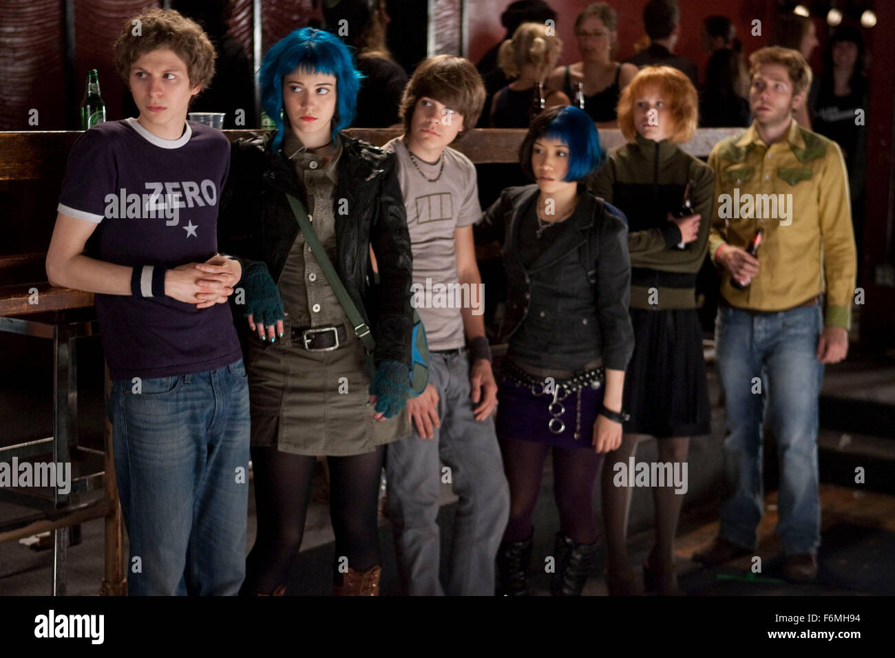 DATUM DER FREIGABE: 2010. FILMTITEL: Scott Pilgrim vs der Welt. STUDIO: Universal Pictures. PLOT: Scott Pilgrim muss seine neue Freundin sieben bösen Exfreunde besiegen, um ihr Herz zu gewinnen. Im Bild: (L, R) MICHAEL CERA als Scott Pilgrim, MARY ELIZABETH WINSTEAD als Ramona Flowers, JOHNNY SIMMONS als junge Neil, ELLEN WONG als Messer Chau, ALISON PILL als Kim Pine. Stockfoto