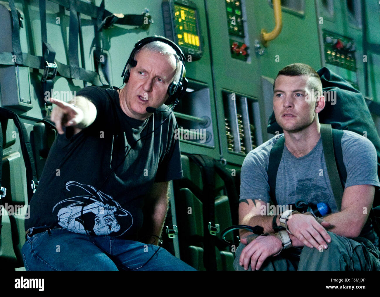 Datum der Freigabe: 18. Dezember 2009. FILMTITEL: Avatar. STUDIO: 20th Century Fox. PLOT: In Zukunft wird Jake, ein gelähmter Kriegsveteran, zu einem anderen Planeten, Pandora, gebracht von den Na ' VI, eine humanoide Rasse mit ihrer eigenen Sprache und Kultur bewohnt wird. Jene von der Erde finden sich im Widerspruch zu einander und die lokale Kultur. Bild: Regisseur JAMES CAMERON und SAM WORTHINGTON am set Stockfoto