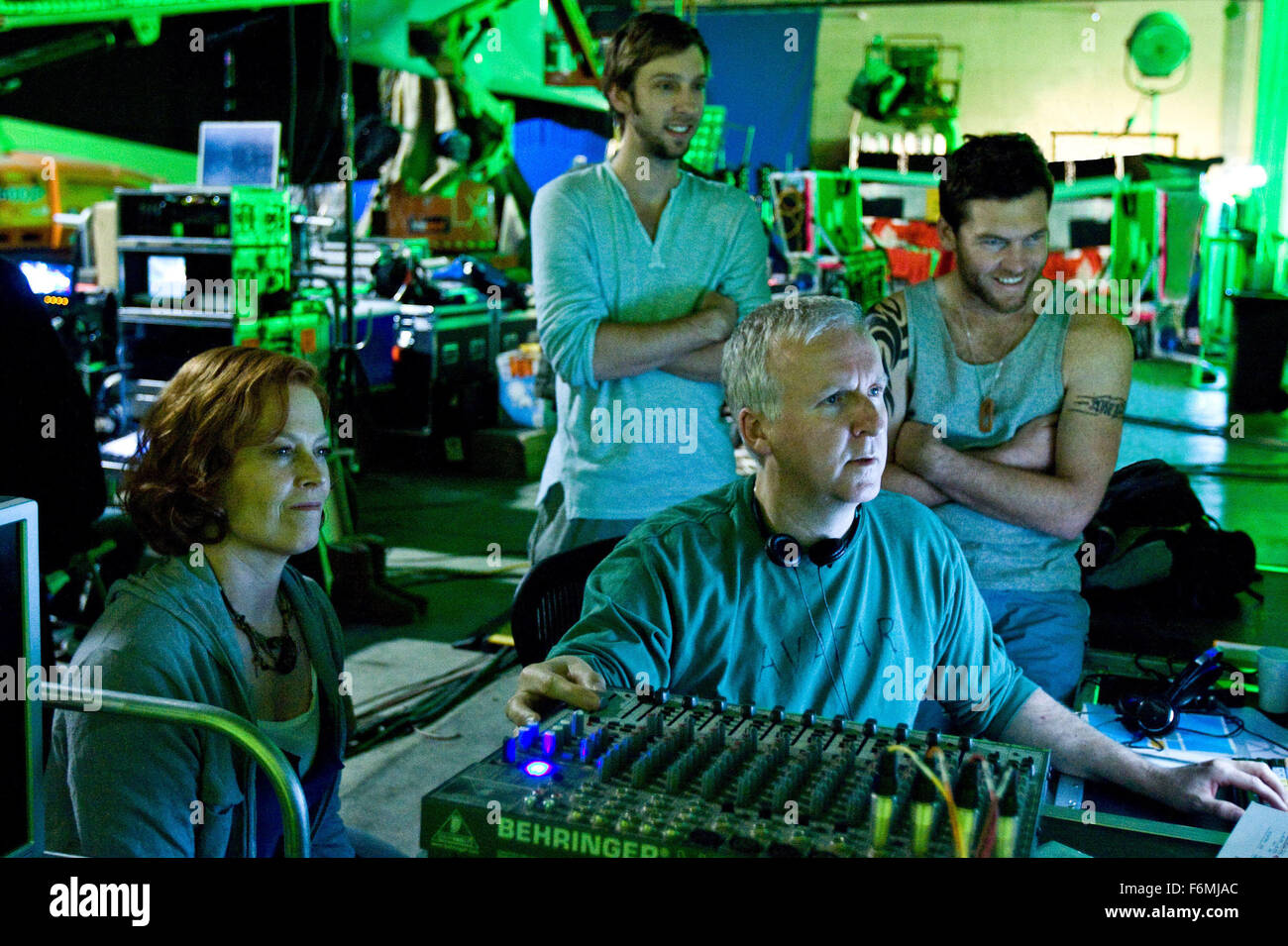 Datum der Freigabe: 18. Dezember 2009. FILMTITEL: Avatar. STUDIO: 20th Century Fox. PLOT: In Zukunft wird Jake, ein gelähmter Kriegsveteran, zu einem anderen Planeten, Pandora, gebracht von den Na ' VI, eine humanoide Rasse mit ihrer eigenen Sprache und Kultur bewohnt wird. Jene von der Erde finden sich im Widerspruch zu einander und die lokale Kultur. Bild: SIGOURNEY WEAVER, Regisseur JAMES CAMERON, SAM WORTHINGTON und JOEL MOORE am Set. Stockfoto