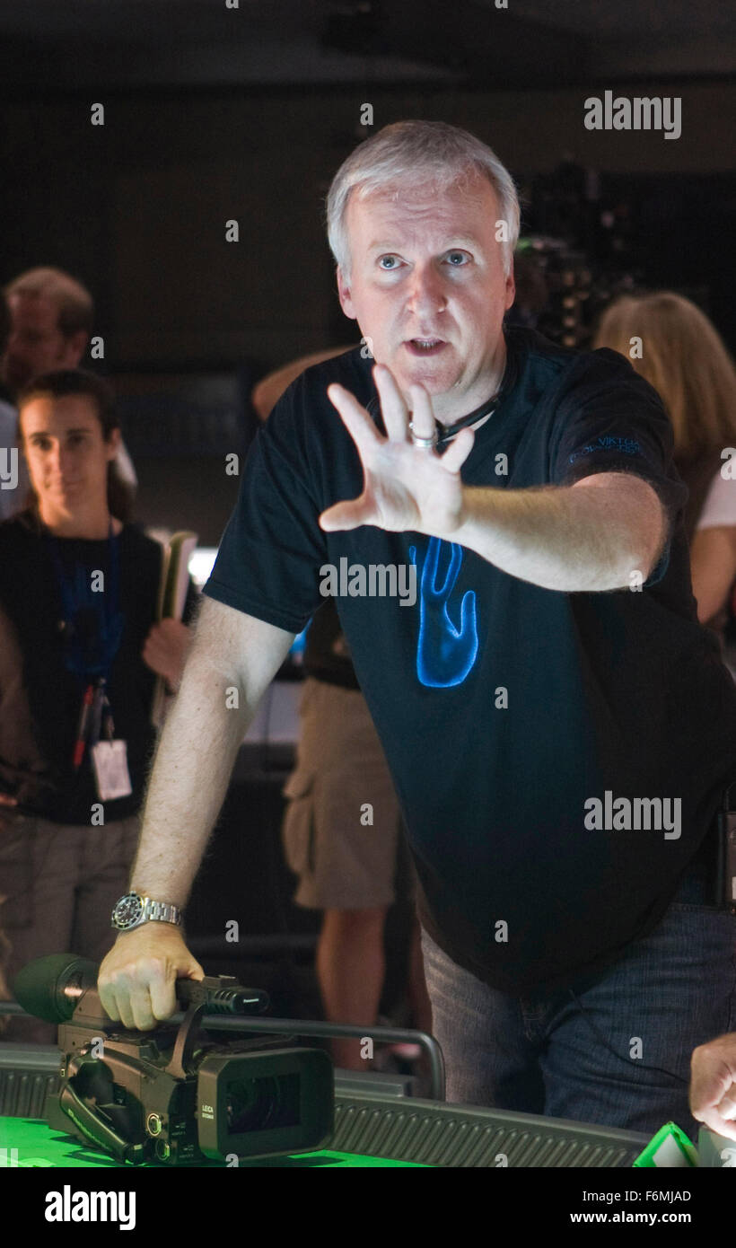 Datum der Freigabe: 18. Dezember 2009. FILMTITEL: Avatar. STUDIO: 20th Century Fox. PLOT: In Zukunft wird Jake, ein gelähmter Kriegsveteran, zu einem anderen Planeten, Pandora, gebracht von den Na ' VI, eine humanoide Rasse mit ihrer eigenen Sprache und Kultur bewohnt wird. Jene von der Erde finden sich im Widerspruch zu einander und die lokale Kultur. Bild: Regisseur JAMES CAMERON am Set. Stockfoto