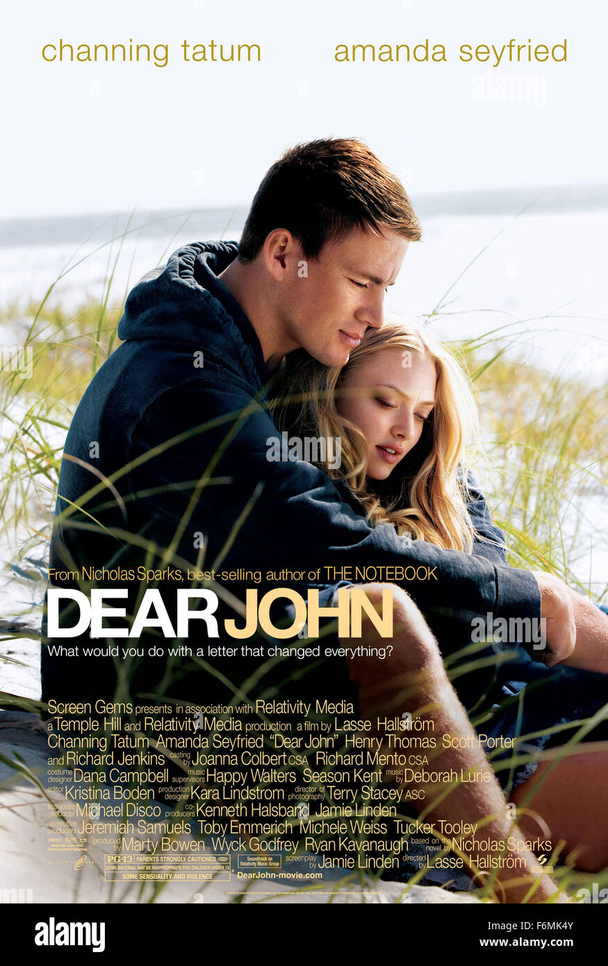 Datum der Freigabe: 5. Februar 2010 Film Titel: Dear John STUDIO: Screen Gems DIRECTOR: Lasse Hallstrom PLOT: ein romantisches Drama über einen Soldaten, die für eine konservative College-Student fällt, während er hat Heimaturlaub im Bild: CHANNING TATUM als John Tyree und AMANDA SEYFRIED als Savannah Lynn Curtis. Filmplakat (Bild Kredit: C Screen Gems/Unterhaltung Bilder) Stockfoto