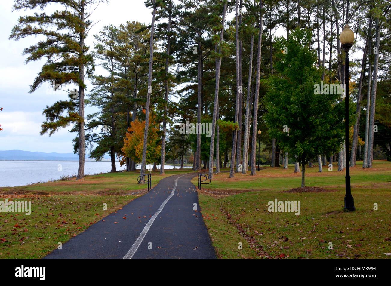 Gepflastert, walking, jogging-Pfad durch einen Park im Guntersville, AL, USA Stockfoto