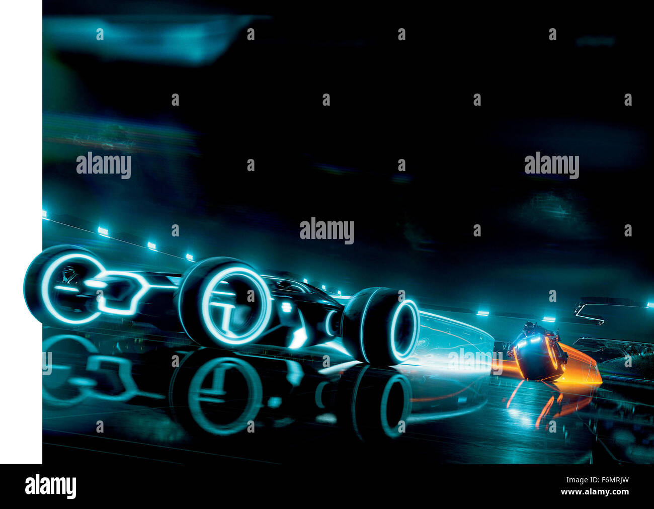 Erscheinungsdatum: 17. Dezember 2010 Film Titel: TRON: Legacy-STUDIO: Walt Disney Regie: Joseph Kosinski PLOT: der Sohn eines virtuellen Welt Designer sucht seines Vaters und enden oben in der digitalen Welt, die sein Vater entworfen. Trifft er seines Vaters Schöpfung schlecht und ein einzigartiges Verbündeter in den digitalen Bereich von The Grid abgebildet geborene: Kunst und Poster von Szenen (Credit Bild: C Walt Disney Pictures/Entertainment Pictures) Stockfoto