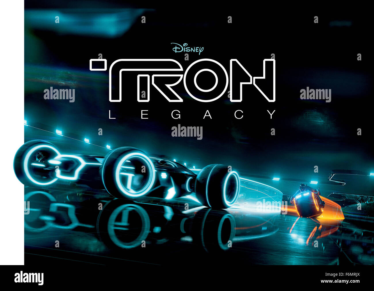 Erscheinungsdatum: 17. Dezember 2010 Film Titel: TRON: Legacy-STUDIO: Walt Disney Regie: Joseph Kosinski PLOT: der Sohn eines virtuellen Welt Designer sucht seines Vaters und enden oben in der digitalen Welt, die sein Vater entworfen. Trifft er seines Vaters Schöpfung schlecht und ein einzigartiges Verbündeter in den digitalen Bereich von The Grid abgebildet geborene: Kunst und Poster von Szenen (Credit Bild: C Walt Disney Pictures/Entertainment Pictures) Stockfoto