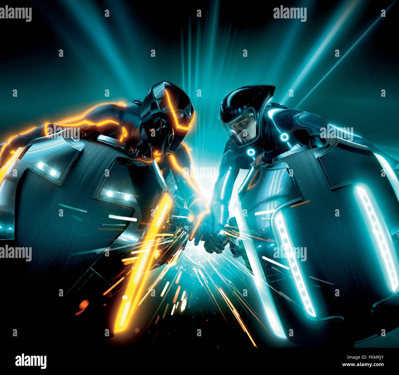 Erscheinungsdatum: 17. Dezember 2010 Film Titel: TRON: Legacy-STUDIO: Walt Disney Regie: Joseph Kosinski PLOT: der Sohn eines virtuellen Welt Designer sucht seines Vaters und enden oben in der digitalen Welt, die sein Vater entworfen. Trifft er seines Vaters Schöpfung schlecht und ein einzigartiges Verbündeter in den digitalen Bereich von The Grid abgebildet geborene: Kunst und Poster von Szenen (Credit Bild: C Walt Disney Pictures/Entertainment Pictures) Stockfoto