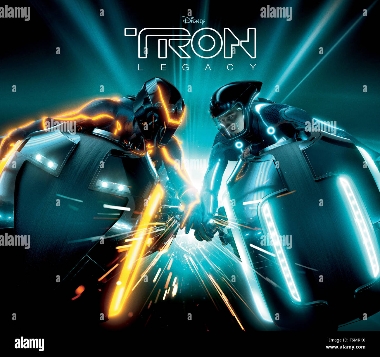 Erscheinungsdatum: 17. Dezember 2010 Film Titel: TRON: Legacy-STUDIO: Walt Disney Regie: Joseph Kosinski PLOT: der Sohn eines virtuellen Welt Designer sucht seines Vaters und enden oben in der digitalen Welt, die sein Vater entworfen. Trifft er seines Vaters Schöpfung schlecht und ein einzigartiges Verbündeter in den digitalen Bereich von The Grid abgebildet geborene: Kunst und Poster von Szenen (Credit Bild: C Walt Disney Pictures/Entertainment Pictures) Stockfoto