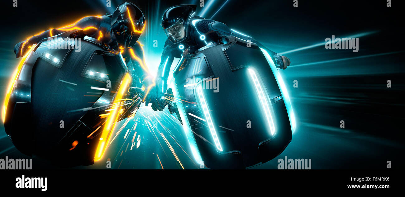Erscheinungsdatum: 17. Dezember 2010 Film Titel: TRON: Legacy-STUDIO: Walt Disney Regie: Joseph Kosinski PLOT: der Sohn eines virtuellen Welt Designer sucht seines Vaters und enden oben in der digitalen Welt, die sein Vater entworfen. Trifft er seines Vaters Schöpfung schlecht und ein einzigartiges Verbündeter in den digitalen Bereich von The Grid abgebildet geborene: Kunst und Poster von Szenen (Credit Bild: C Walt Disney Pictures/Entertainment Pictures) Stockfoto