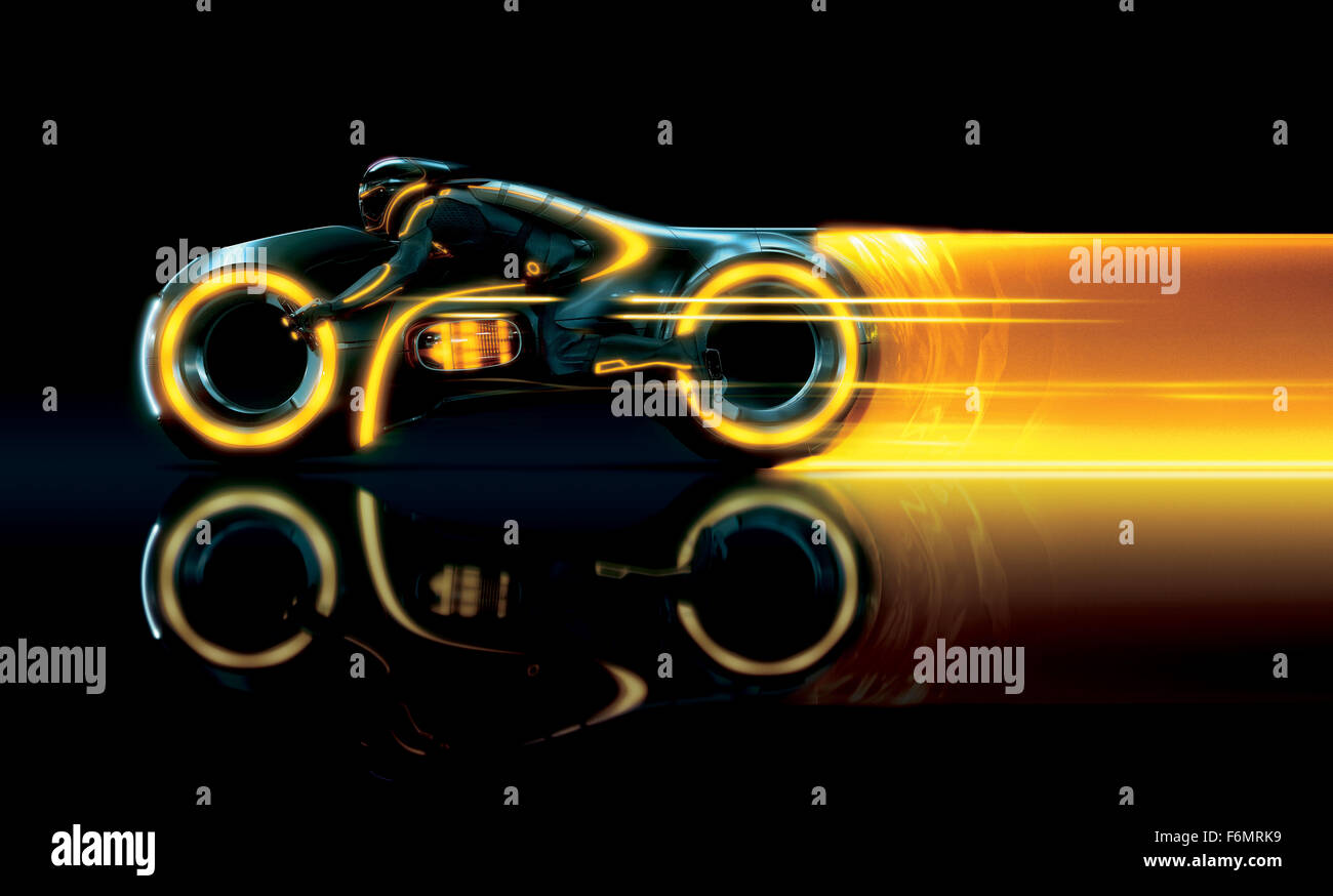 Erscheinungsdatum: 17. Dezember 2010 Film Titel: TRON: Legacy-STUDIO: Walt Disney Regie: Joseph Kosinski PLOT: der Sohn eines virtuellen Welt Designer sucht seines Vaters und enden oben in der digitalen Welt, die sein Vater entworfen. Trifft er seines Vaters Schöpfung schlecht und ein einzigartiges Verbündeter in den digitalen Bereich von The Grid abgebildet geborene: Kunst und Poster von Szenen (Credit Bild: C Walt Disney Pictures/Entertainment Pictures) Stockfoto
