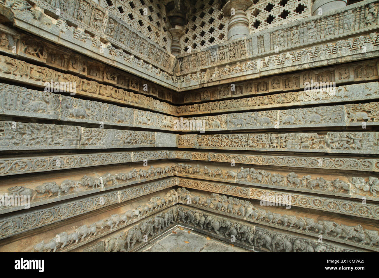 Komplizierte Kunstwerk am alten hindu-Tempel in Belur Karnataka Stockfoto