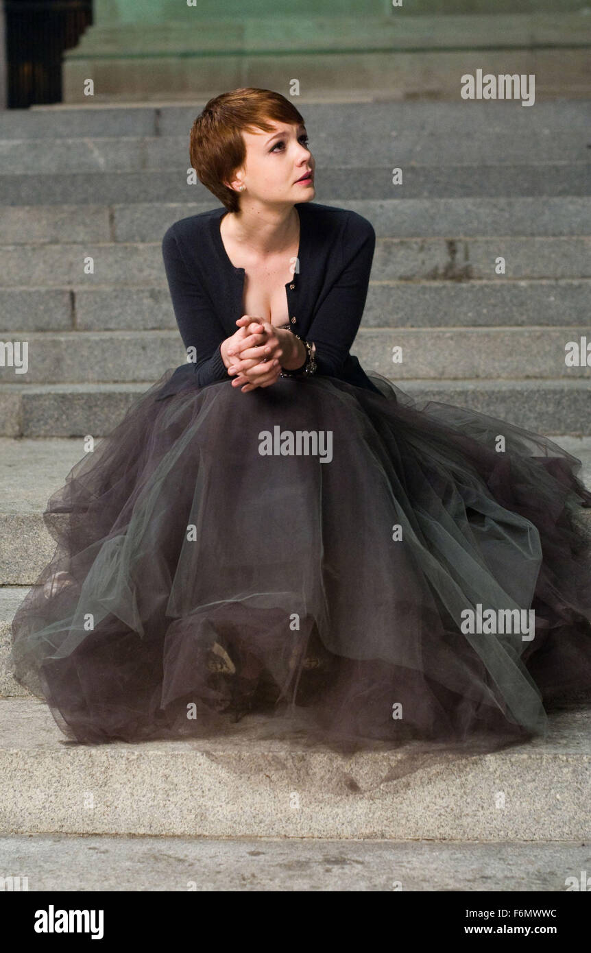 Datum der Freigabe: 24. September 2010. FILMTITEL: Wall Street: Money Never Sleeps. STUDIO: Edward R. Pressman Film. PLOT: Da die Weltwirtschaft an den Rand des Abgrunds, ein junger Wall-Street-Händler Partner mit Ungnade gefallenen ehemaligen Wall Street corporate Raider Gordon Gekko auf eine zweistufige Mission: um die Finanzwelt auf den kommenden Untergang aufmerksam zu machen und um herauszufinden, wer für den Tod des jungen Unternehmers Mentor verantwortlich war. Im Bild: CAREY MULLIGAN als Winnie Gekko. Stockfoto