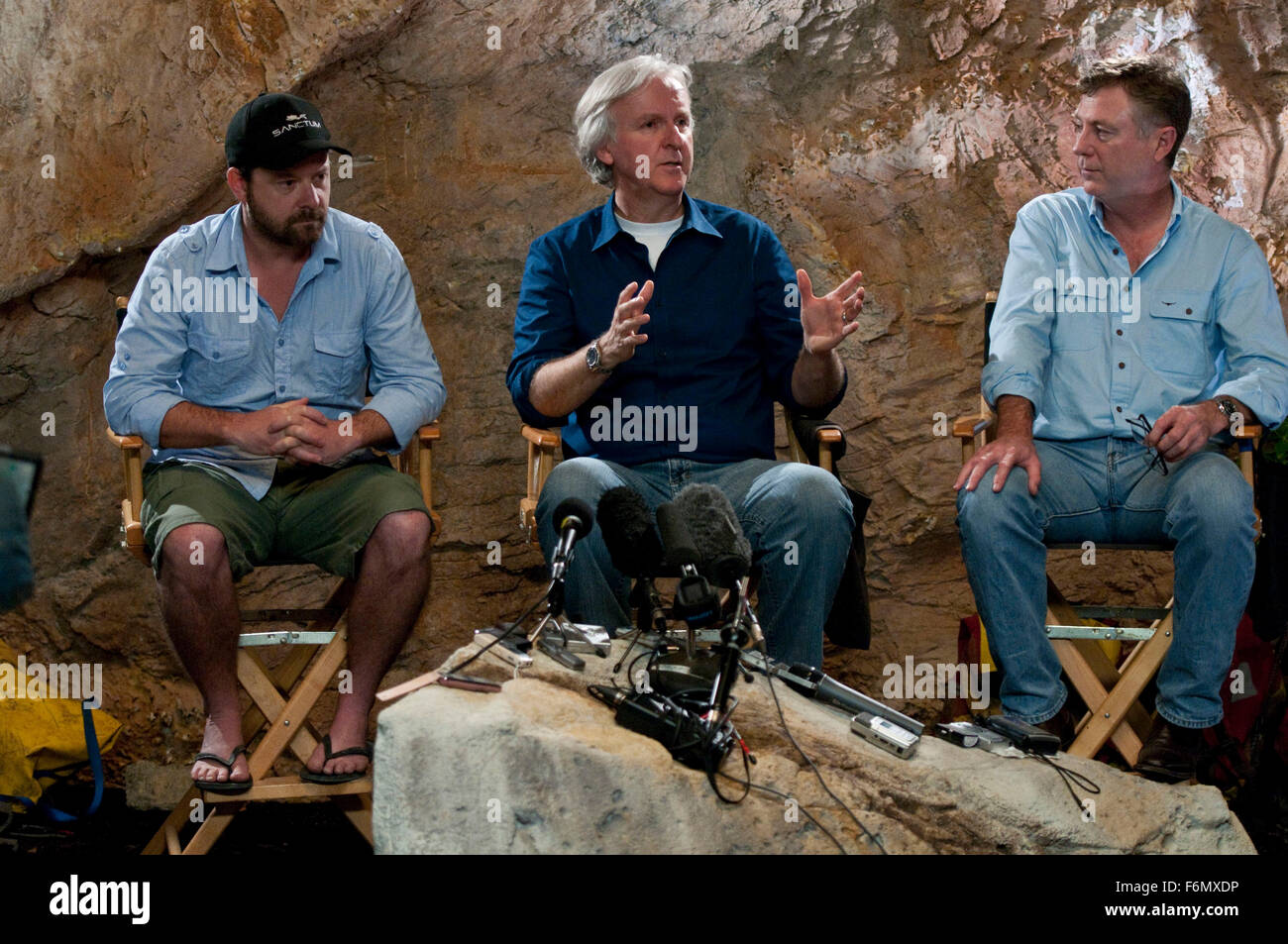 Datum der Freigabe: 4. Februar 2011 Film Titel: Sanctum STUDIO: Universal Bilder Direktor: Alister Grierson PLOT: eine Unterwasserhöhle Tauchen Team Erfahrungen eine lebensbedrohliche Krise während einer Expedition in die unerforschten und wenigsten zugänglichen Höhlensystem der Welt Bild: Regisseur ALISTER GRIERSON, Executive Producer JAMES CAMERON und Autor/Produzent ANDREW WIGHT am Set (Credit Bild: C Universal Pictures/Entertainment Pictures) Stockfoto