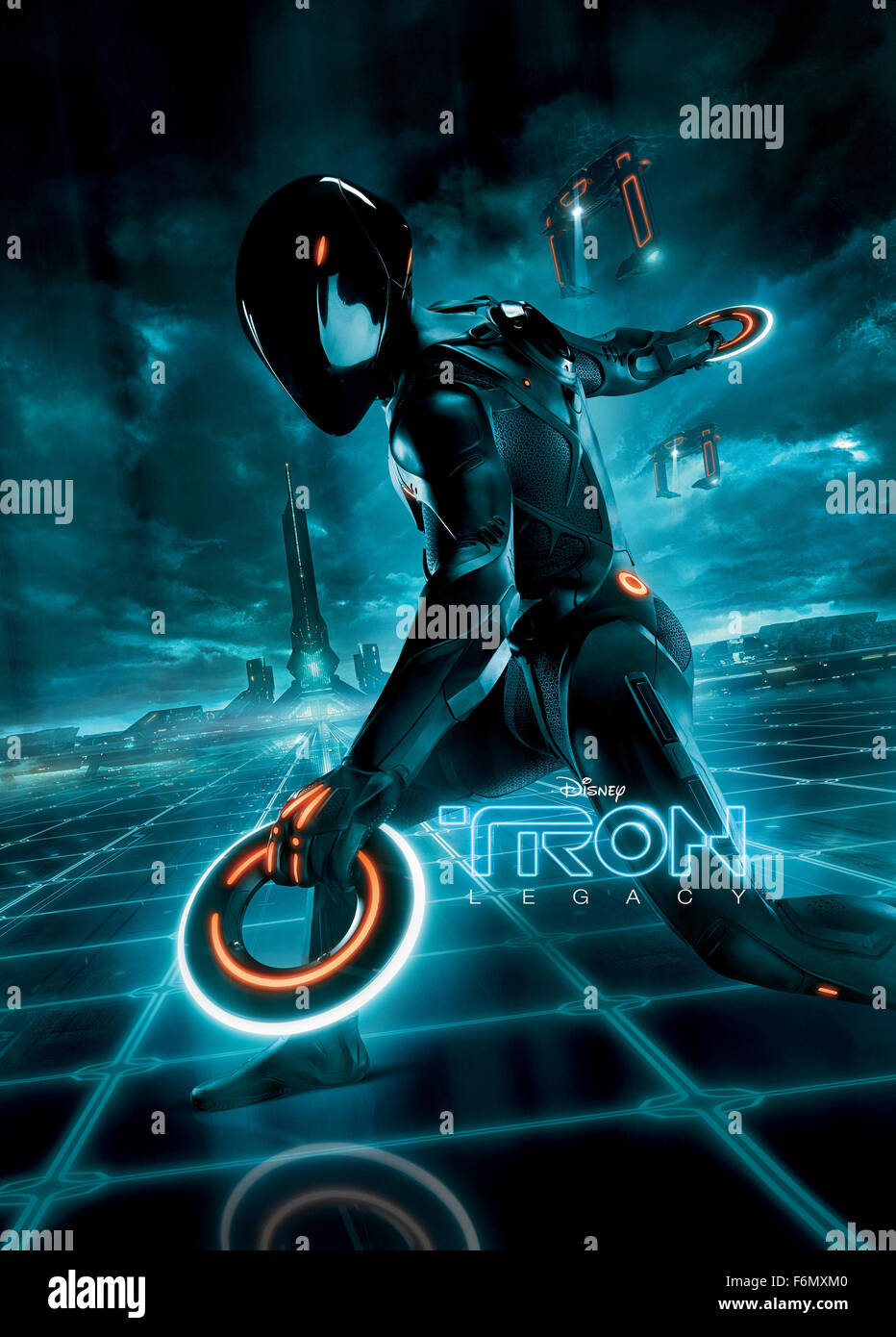 Erscheinungsdatum: 17. Dezember 2010 Film Titel: TRON: Legacy-STUDIO: Walt Disney Regie: Joseph Kosinski PLOT: der Sohn eines virtuellen Welt Designer sucht seines Vaters und enden oben in der digitalen Welt, die sein Vater entworfen. Er trifft auf seines Vaters Schöpfung schlecht und ein einzigartiges Verbündeter in den digitalen Bereich von The Grid abgebildet geborene: Filmplakat (Credit Bild: C Walt Disney/Entertainment Pictures) Stockfoto