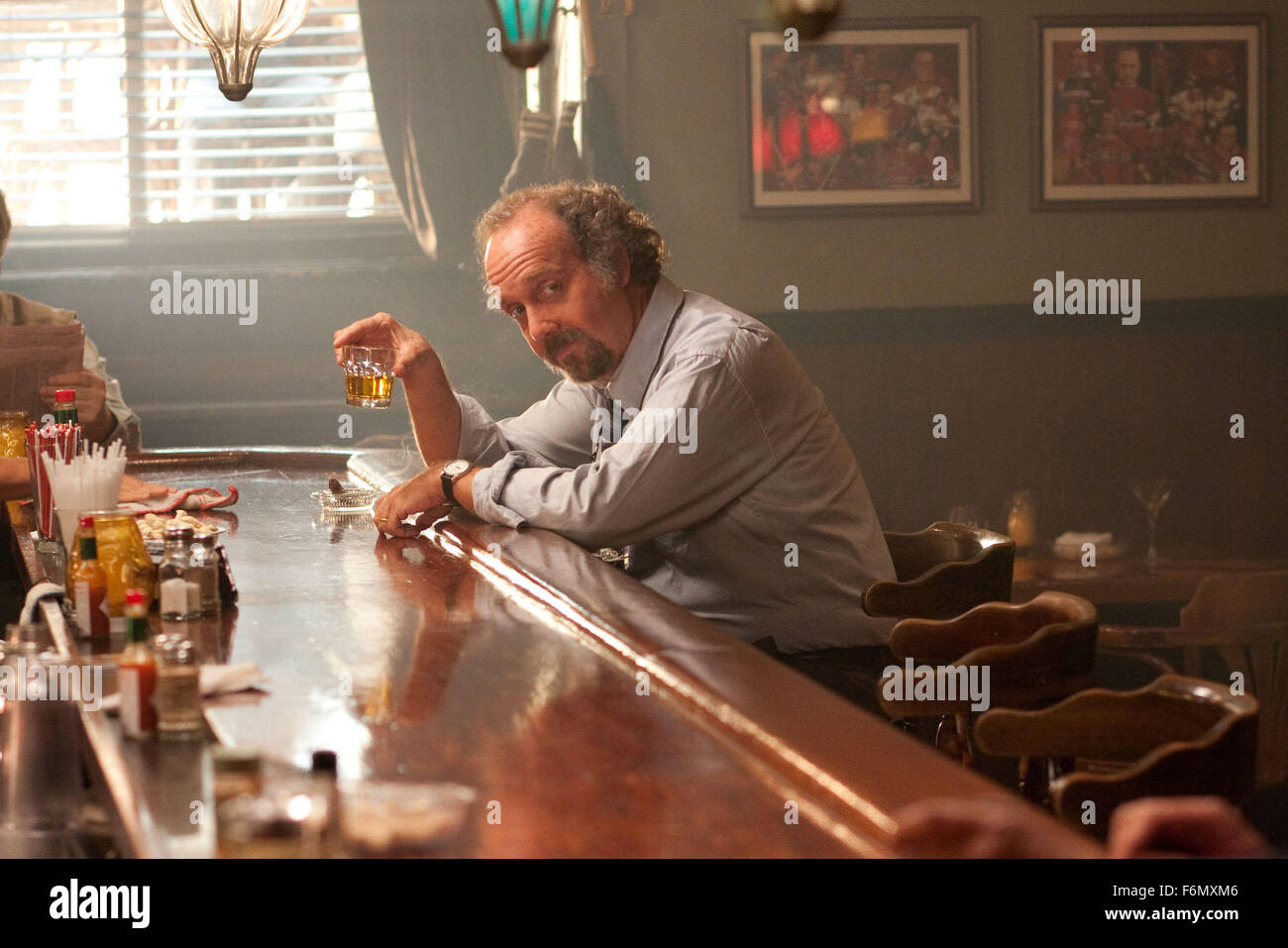 Erscheinungsdatum: 14. Januar 2011 Film Titel: Barney's Version STUDIO: Serendipity Punkt Filme Direktor: Richard J. Lewis PLOT: pikareske und rührende Geschichte von politisch nicht korrekt, vollständig lebte die impulsive, jähzornig und furchtlos stumpfen Barney Panofsky.   Im Bild: PAUL GIAMATTI als Barney Panofsky (Bild Kredit: C Serendipity Punkt Filme/Unterhaltung Bilder) Stockfoto