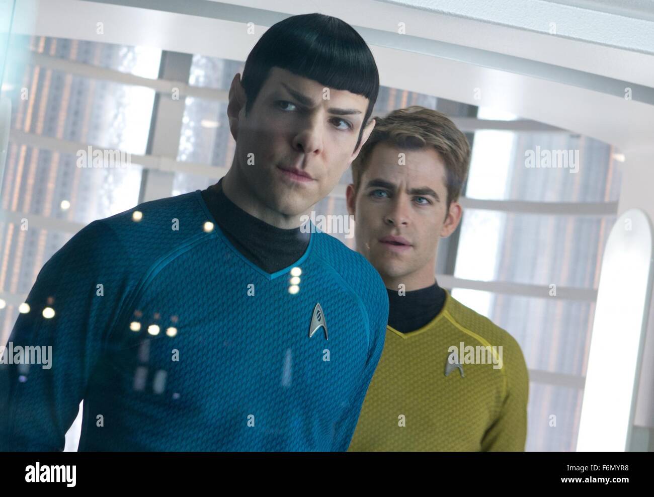 Erscheinungsdatum: 17. Mai 2013 Titel: Star Trek in Dunkelheit STUDIO: Paramount Bilder Regie: j.j. Abrams PLOT: Nachdem die Crew der Enterprise eine unaufhaltsame Kraft des Terrors von innerhalb ihrer eigenen Organisation finden, Captain Kirk führt eine Menschenjagd ein Kriegsgebiet Welt, eine ein-Mann-Waffe der Massenzerstörung Bild zu erfassen: ZACHARY QUINTO als Spock und CHRIS PINE als Kirk (Credit : C ParamountPictures/Unterhaltung Bilder) Stockfoto