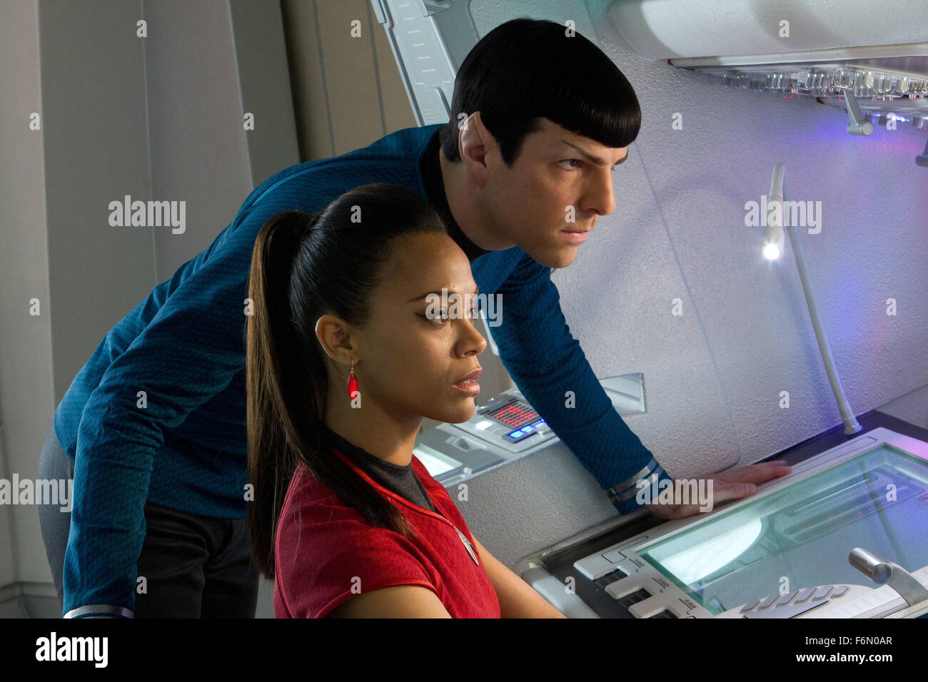 Erscheinungsdatum: 17. Mai 2013 Titel: Star Trek in Dunkelheit STUDIO: Paramount Bilder Regie: j.j. Abrams PLOT: Nachdem die Crew der Enterprise eine unaufhaltsame Kraft des Terrors von innerhalb ihrer eigenen Organisation finden, Captain Kirk führt eine Menschenjagd ein Kriegsgebiet Welt, eine ein-Mann-Waffe der Massenzerstörung Bild zu erfassen: ZACHARY QUINTO als Spock und ZOE SALDANA als Nyota Uhura (Credit : C ParamountPictures/Unterhaltung Bilder) Stockfoto