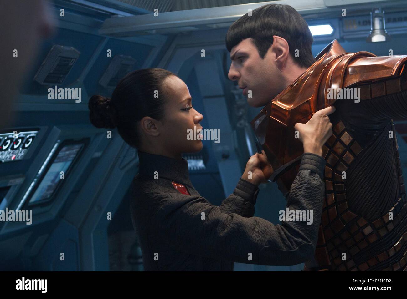 Erscheinungsdatum: 17. Mai 2013 Titel: Star Trek in Dunkelheit STUDIO: Paramount Bilder Regie: j.j. Abrams PLOT: Nachdem die Crew der Enterprise eine unaufhaltsame Kraft des Terrors von innerhalb ihrer eigenen Organisation finden, Captain Kirk führt eine Menschenjagd ein Kriegsgebiet Welt, eine ein-Mann-Waffe der Massenzerstörung Bild zu erfassen: ZACHARY QUINTO als Spock und ZOE SALDANA als Nyota Uhura (Credit : C ParamountPictures/Unterhaltung Bilder) Stockfoto