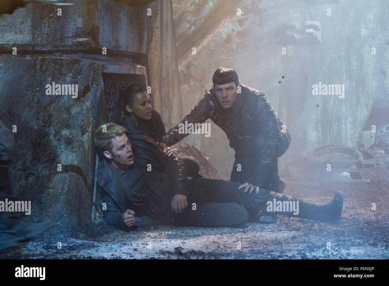 Erscheinungsdatum: 17. Mai 2013 Titel: Star Trek in Dunkelheit STUDIO: Paramount Bilder Regie: j.j. Abrams PLOT: Nachdem die Crew der Enterprise eine unaufhaltsame Kraft des Terrors von innerhalb ihrer eigenen Organisation finden, Captain Kirk führt eine Menschenjagd ein Kriegsgebiet Welt, eine ein-Mann-Waffe der Massenzerstörung Bild zu erfassen: CHRIS PINE als Kirk, ZOE SALDANA als Nyota Uhura und ZACHARY QUINTO als Spock (Credit : C ParamountPictures/Unterhaltung Bilder) Stockfoto