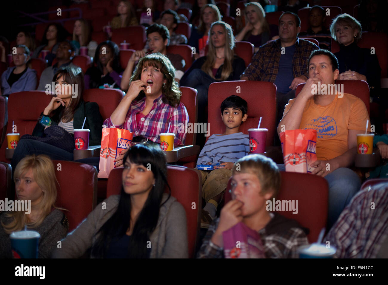 Erscheinungsdatum: 11. November 2011 Film Titel: Jack und Jill STUDIO: Columbia Bilder Direktor: Dennis Dugan PLOT: ein Familienvater ist gezwungen, zu tun mit seinem Zwillingsbruder Schwester aus der Bronx nach Los Angeles zu Besuch kommt, dann wird nicht verlassen, Bild: KATIE HOLMES als Erin, ADAM SANDLER als Jill, ROHAN CHAND als Gary, ADAM SANDLER als Jack (Credit Bild: C Columbia Pictures/Entertainment Pictures) Stockfoto