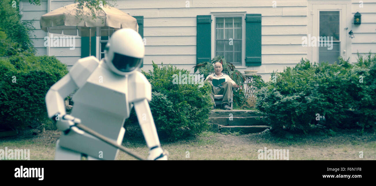 Erscheinungsdatum: 17. August 2012 Titel: Roboter und Frank STUDIO: Hund laufen Bilder Regie: Jake Schreier PLOT: in naher Zukunft eingestellt, ein Ex-Juwelendieb erhält ein Geschenk von seinem Sohn: ein Roboter-Butler programmiert, um nach ihm zu sehen. Aber bald die beiden Gefährten versuchen ihr Glück als Heist Team Bild: FRANK LANGELLA als Frank (Credit: C Hunde laufen Pictures/Entertainment-Bilder) Stockfoto