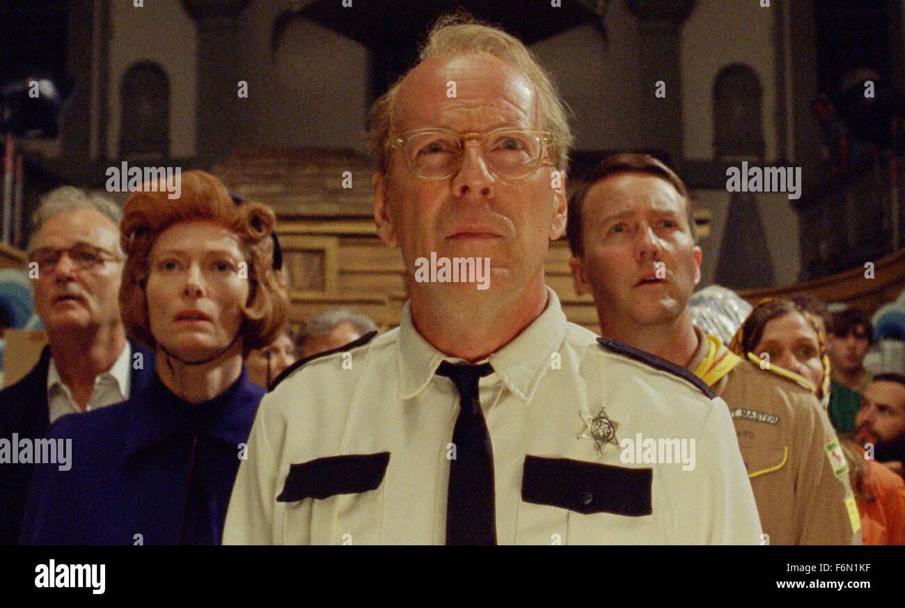 Datum der Freigabe: 25. Mai 2012 Film Titel: Moonrise Kingdom STUDIO: Focus Features Regie: Wes Anderson PLOT: junge Liebespaar fliehen ihre Stadt in New England, wodurch einen lokale Suchtrupp auffächern und finden sie Bild: BILL MURRAY als Herr Bischof, TILDA SWINTON als soziale Dienste, BRUCE WILLIS als Captain Sharp, EDWARD NORTON als Scout Master-Station und FRANCES MCDORMAND als Frau Bischof (Credit : C Focus Features/Unterhaltung Bilder) Stockfoto